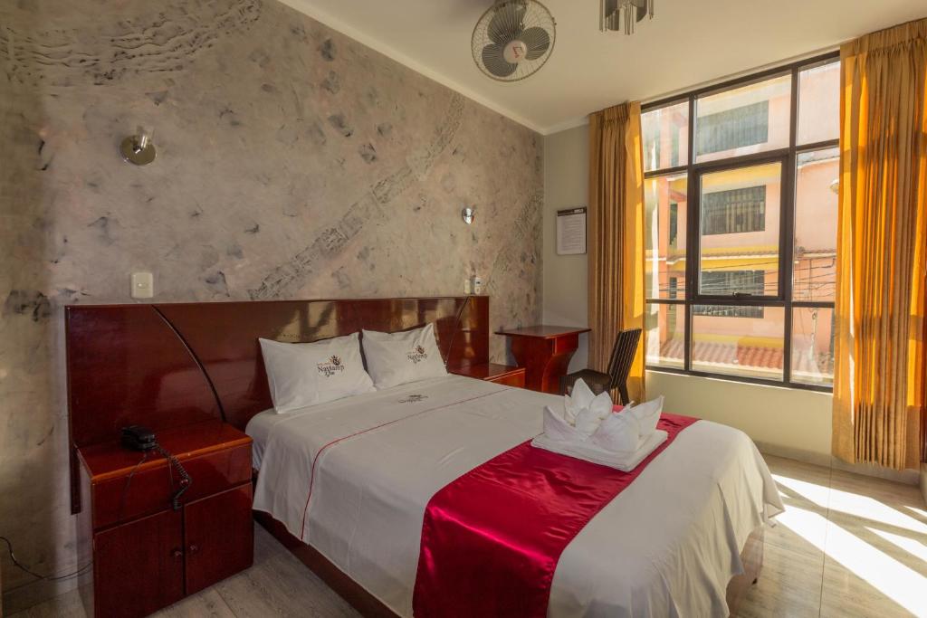 Tempat tidur dalam kamar di Hotel Suite Naylamp Zyon
