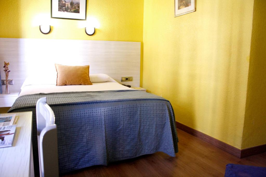 Postel nebo postele na pokoji v ubytování Hotel Universal Murcia