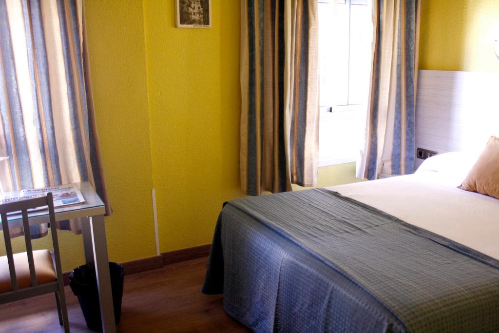 Postel nebo postele na pokoji v ubytování Hotel Universal Murcia