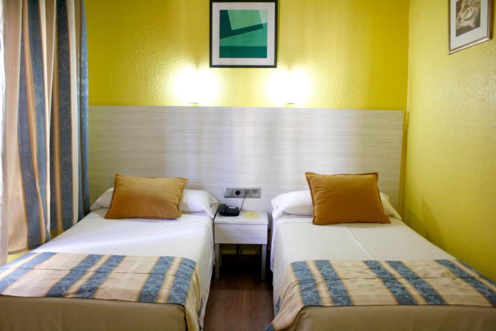 Postel nebo postele na pokoji v ubytování Hotel Universal Murcia
