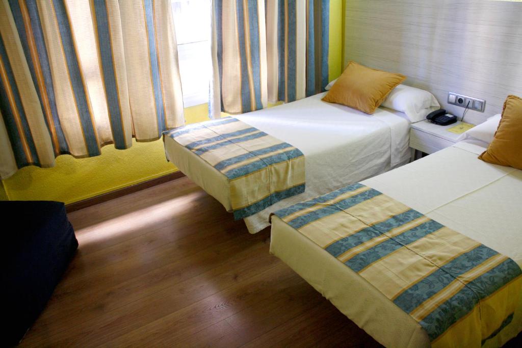 Postel nebo postele na pokoji v ubytování Hotel Universal Murcia