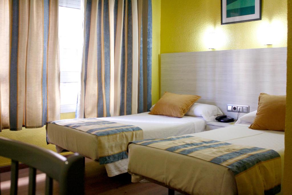 Postel nebo postele na pokoji v ubytování Hotel Universal Murcia