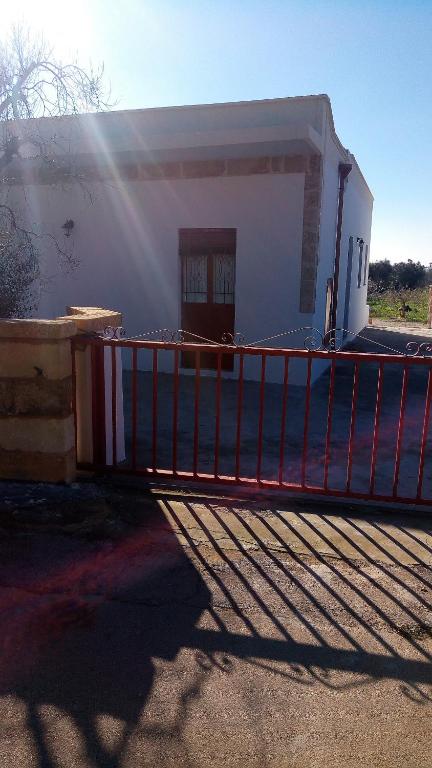dom z bramą przed nim w obiekcie E case tu Bertu w mieście Marina di Mancaversa