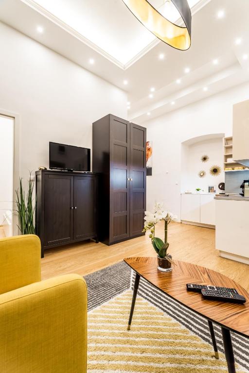 Kuchyň nebo kuchyňský kout v ubytování Hello Downtown Apartment - Movie