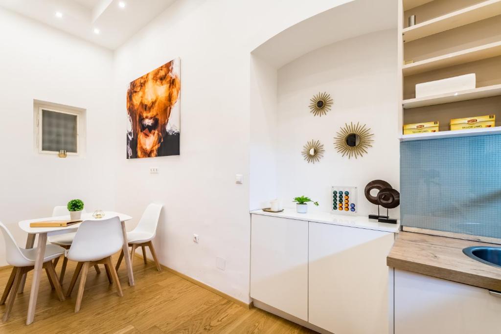 Kuchyň nebo kuchyňský kout v ubytování Hello Downtown Apartment - Movie