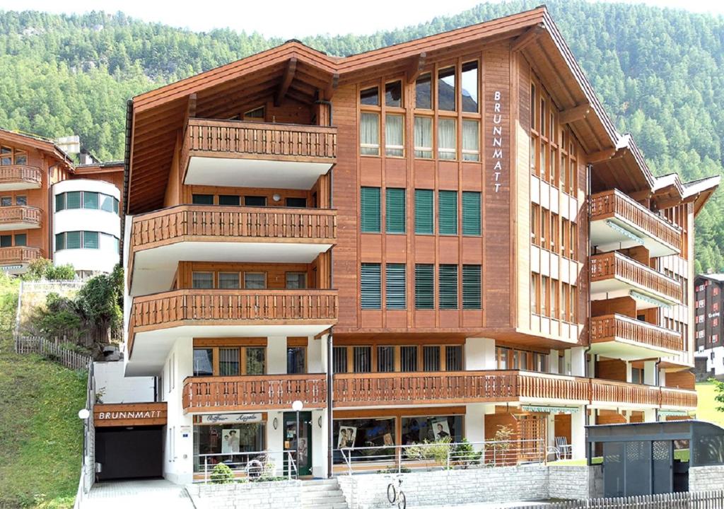 ein großes Gebäude mit Balkon auf der Seite in der Unterkunft Apartment Brunnmatt in Zermatt