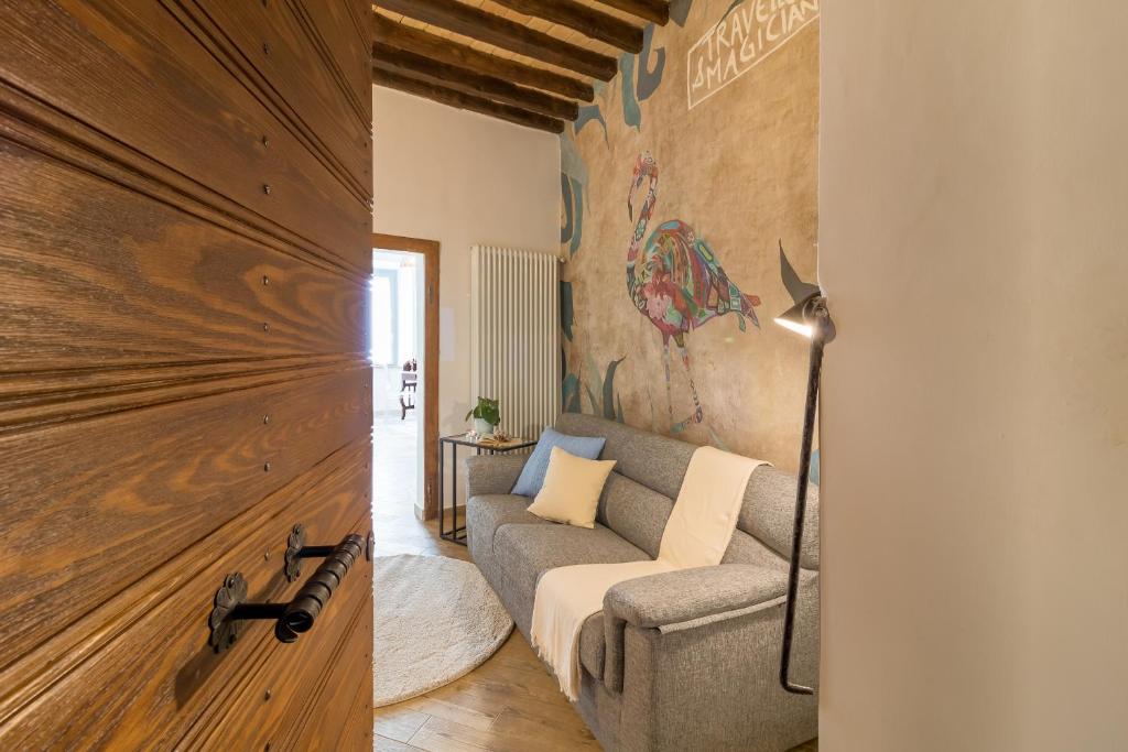a living room with a couch and a wooden door at Casa Claudia in Viterbo