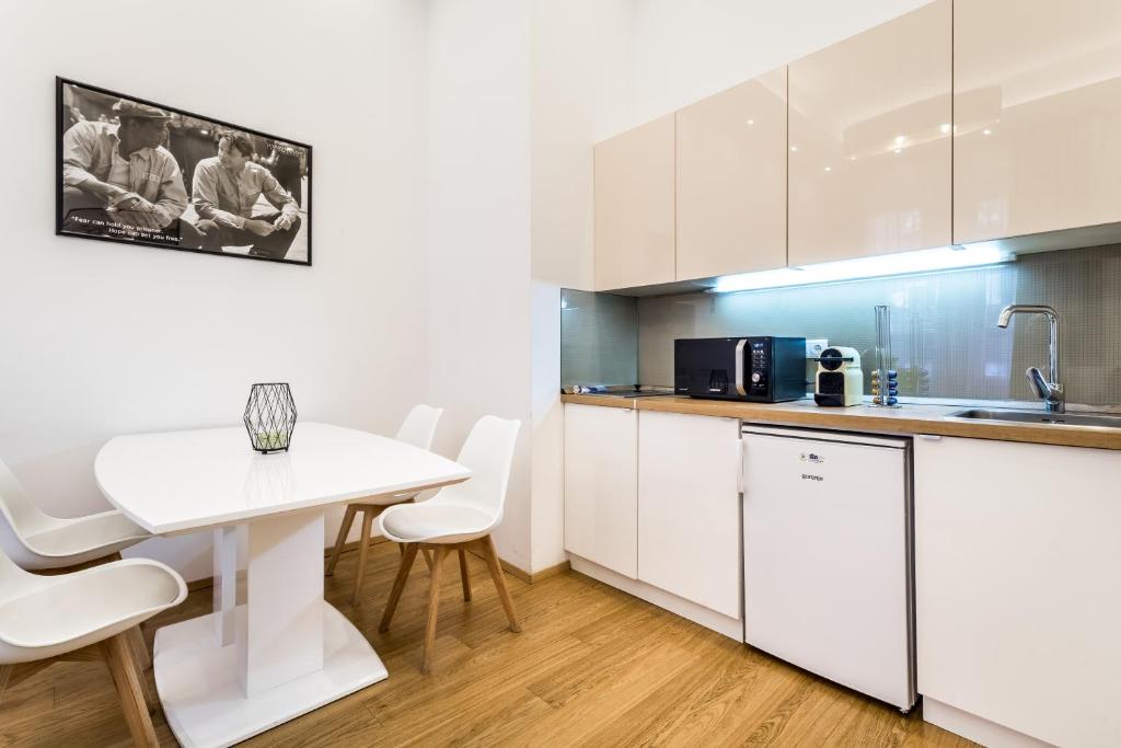Kuchyň nebo kuchyňský kout v ubytování Hello Downtown Apartment - Movie
