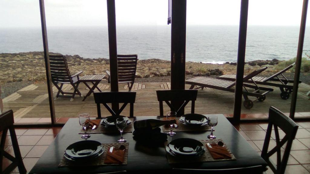 a table and chairs with a view of the ocean at casa La Perdiz in Valverde