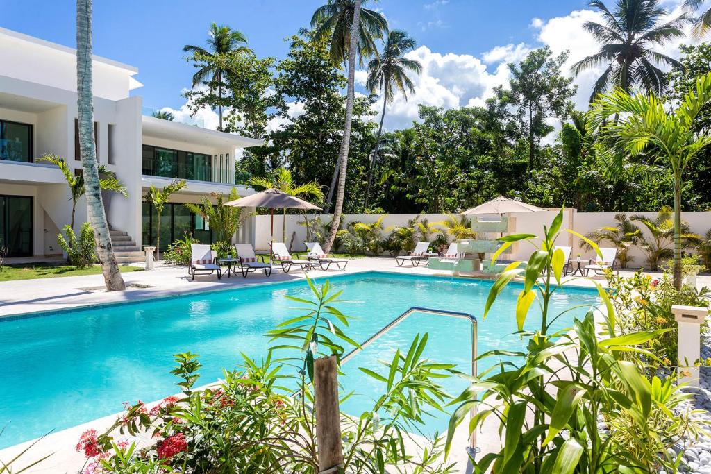 Louisa Aparthotel