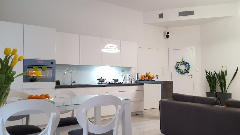 cocina y sala de estar con mesa y sillas en Apartamenty Lazurowy i Słoneczny, en Jelenia Góra