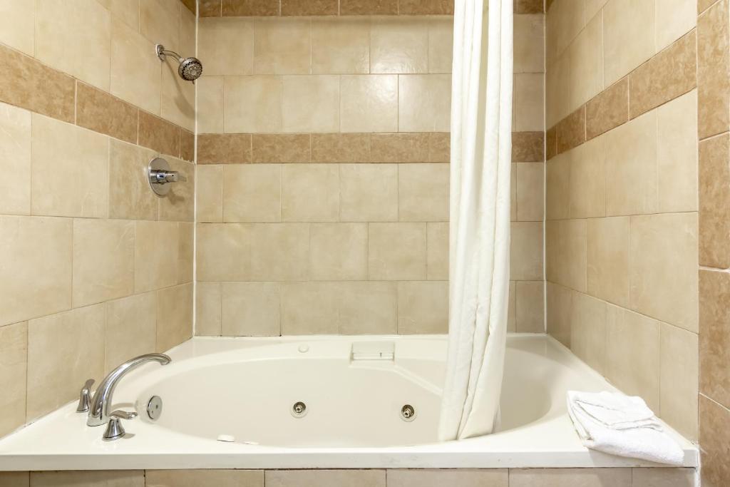 Super 8 Dallas East Near Fair Park Downtown - King Suite - Fumer