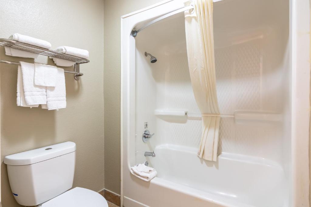 Super 8 Dallas East Near Fair Park Downtown - Deluxe King Suite - Fumer