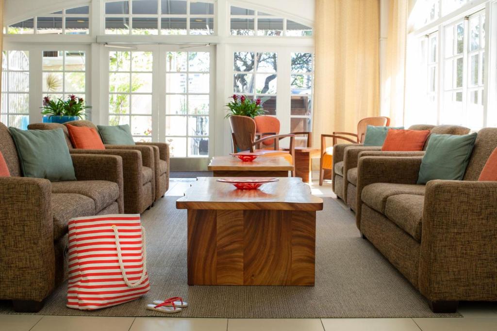 a living room with couches and a coffee table at Coconut Waikiki Hotel in Honolulu