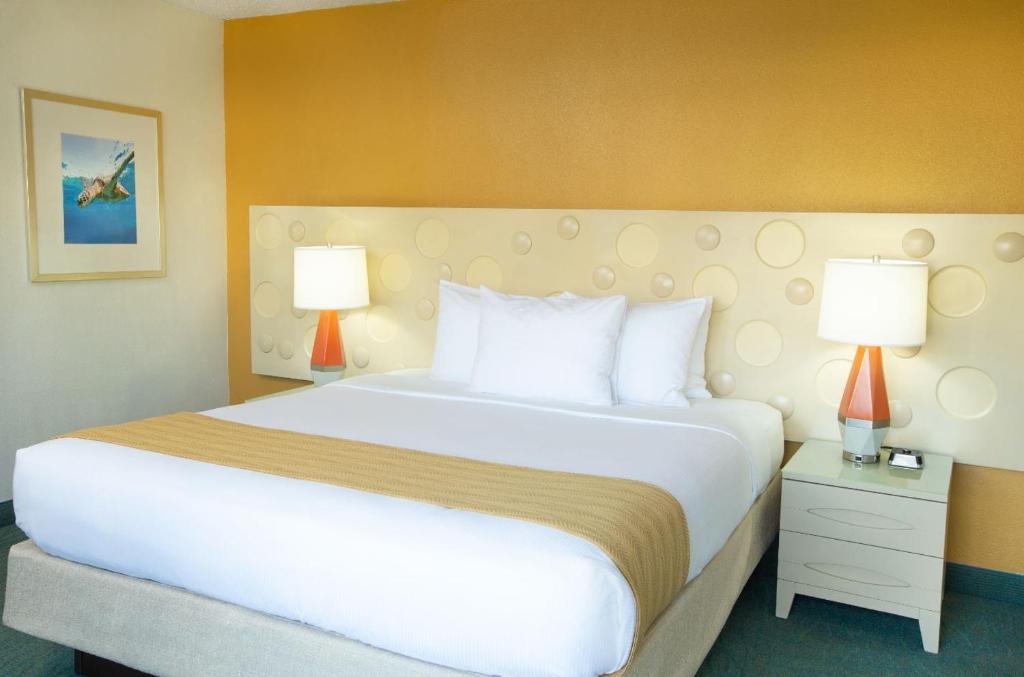 Coconut Waikiki Hotel - King Room With City View
