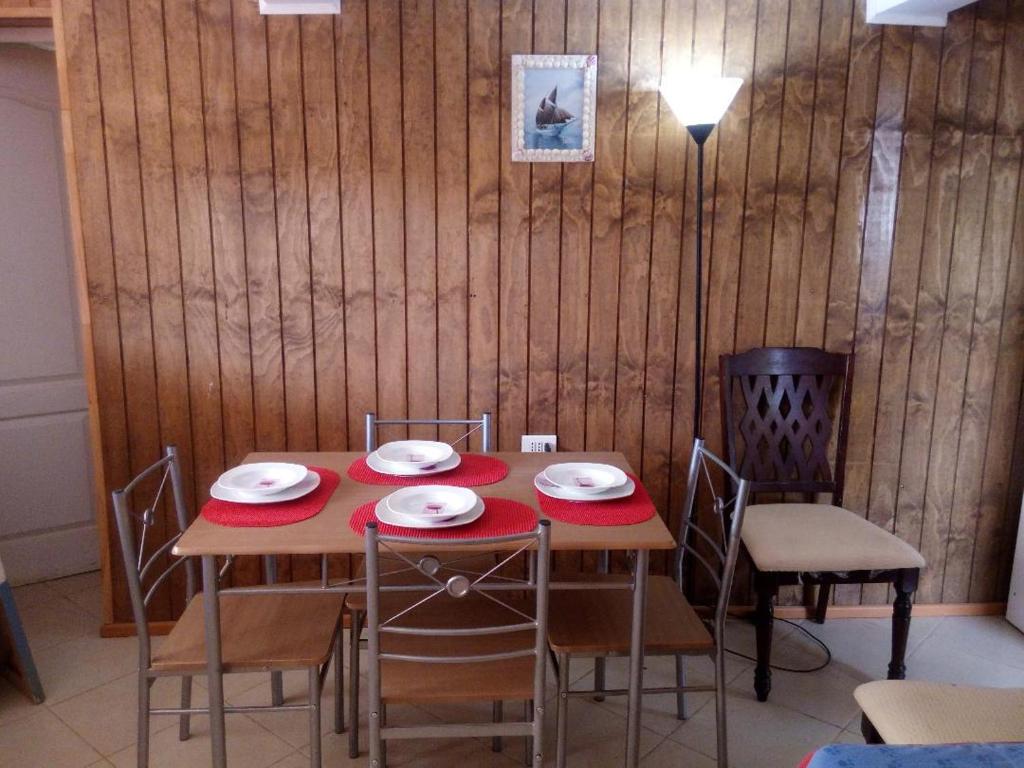 una mesa con sillas y un mantel rojo en Departamentos Buena Vista, en El Quisco