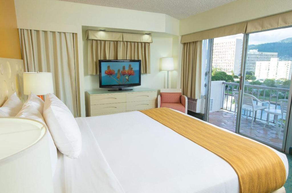 Coconut Waikiki Hotel - Mountain View King Room