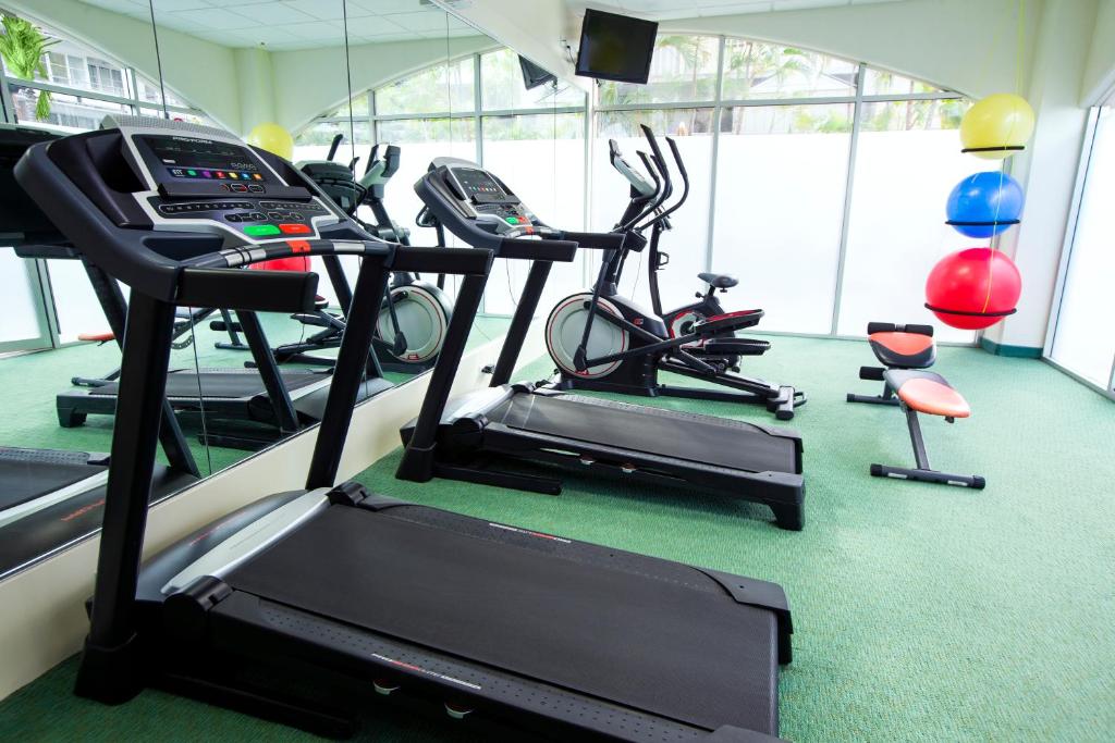 Fitness centrum a/nebo fitness zařízení v ubytování Coconut Waikiki Hotel