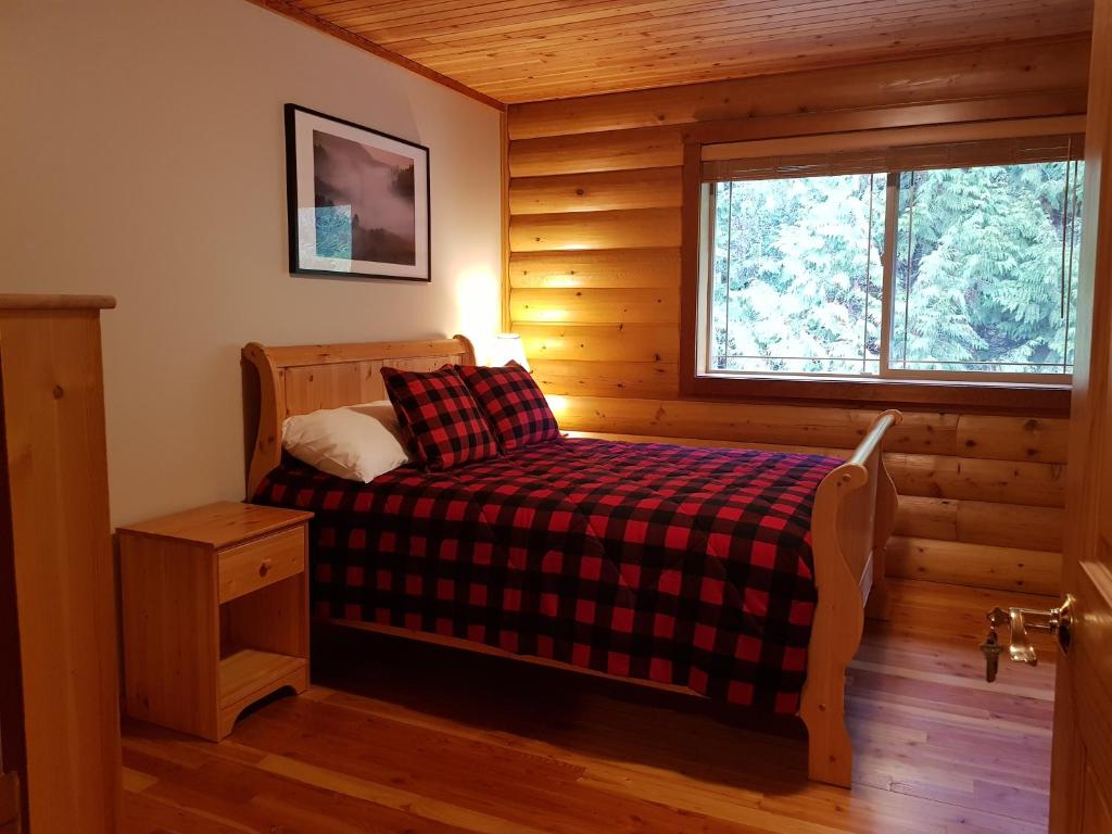Postel nebo postele na pokoji v ubytování Cowichan River Lodge