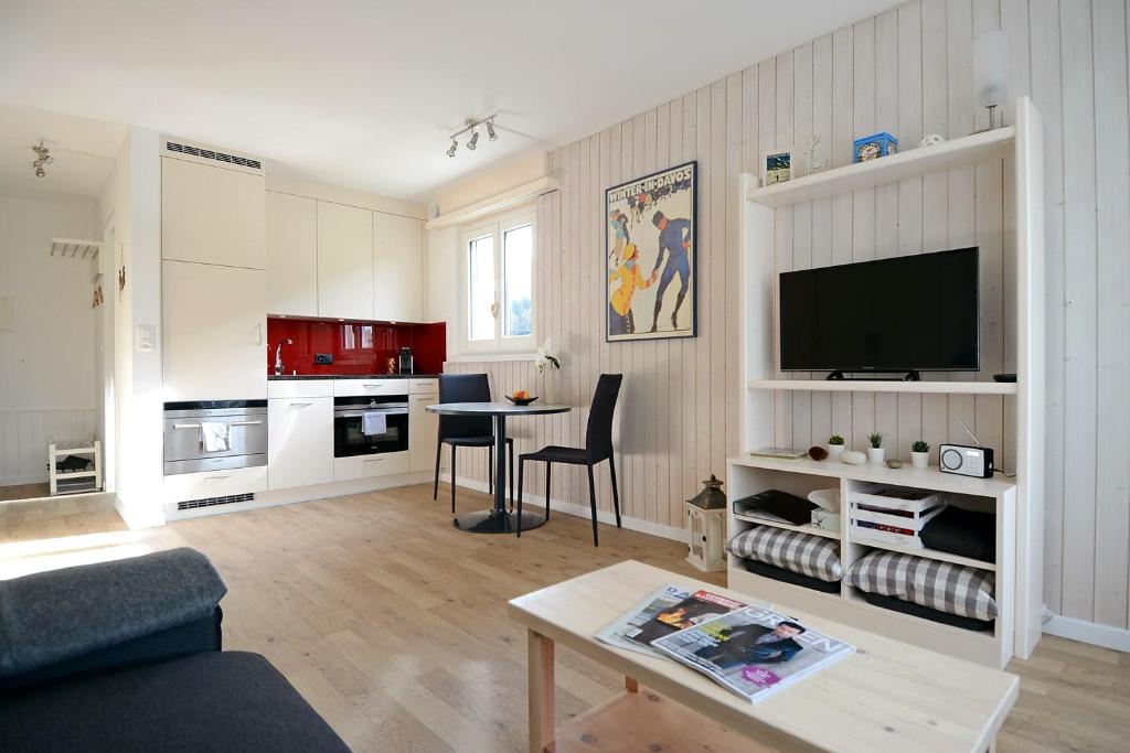 Studio 25 Davos Platz في دافوس: غرفة معيشة مع أريكة وطاولة