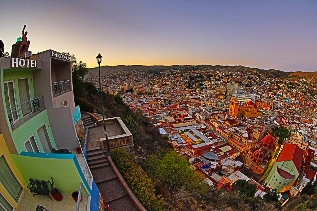 - Vistas a la ciudad desde la parte superior de un edificio en Hotel Balcón del Cielo en Guanajuato