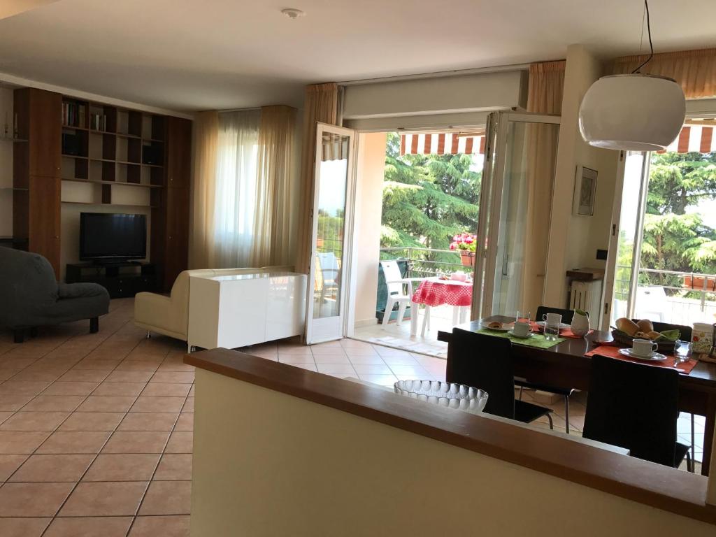 uma sala de estar com vista para uma sala de estar em Suite Francy Panorama em Bardolino