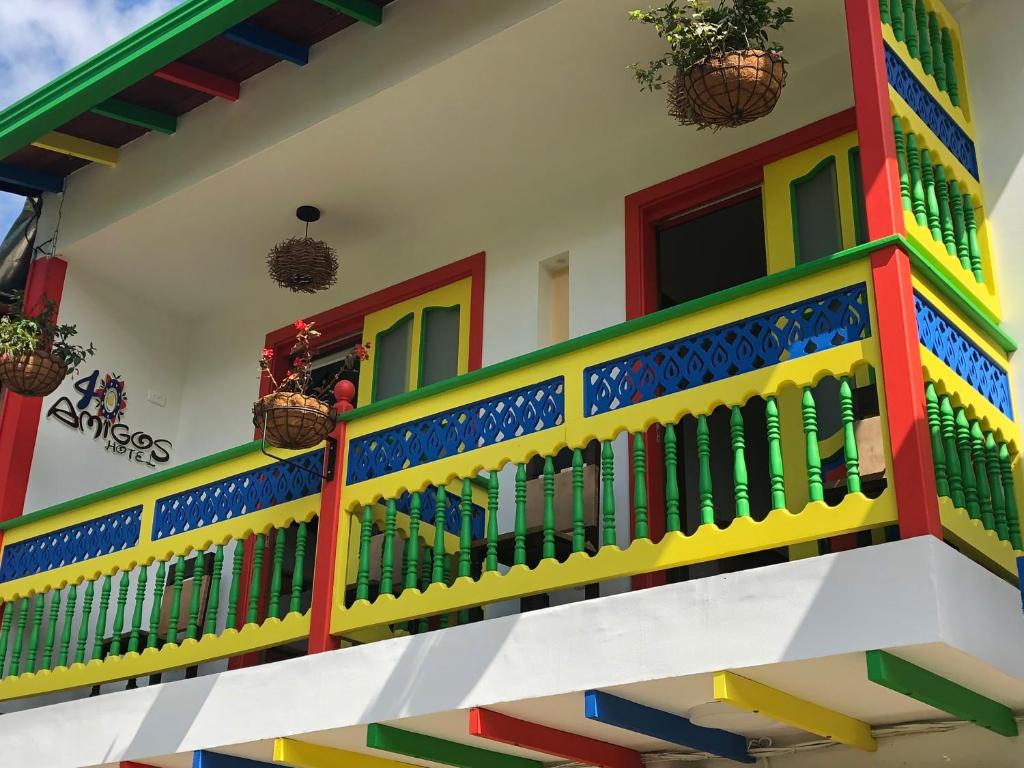 Casa colorida con balcón colorido en 40 Amigos Hotel, en Jardín
