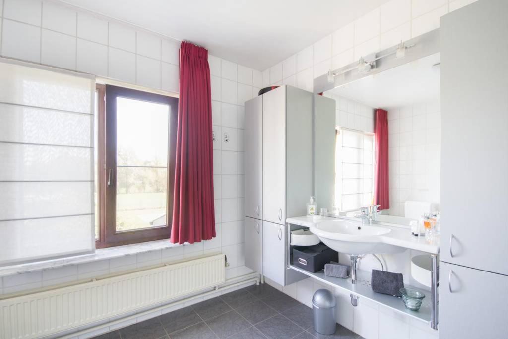 Fotografie z fotogalerie ubytování Guesthouse De Steenberg tweepersoonskamer met grote badkamer, kitchenette en tuinzicht op de eerste verdieping v destinaci Geel