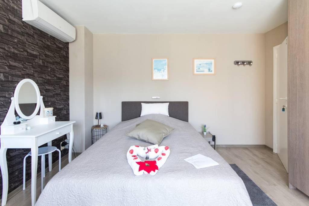 Postel nebo postele na pokoji v ubytování Guesthouse De Steenberg tweepersoonskamer met grote badkamer, kitchenette en tuinzicht op de eerste verdieping