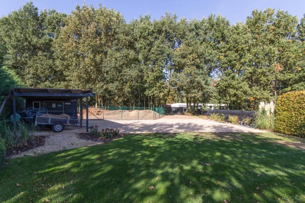 Zahrada ubytování Guesthouse De Steenberg tweepersoonskamer met grote badkamer, kitchenette en tuinzicht op de eerste verdieping