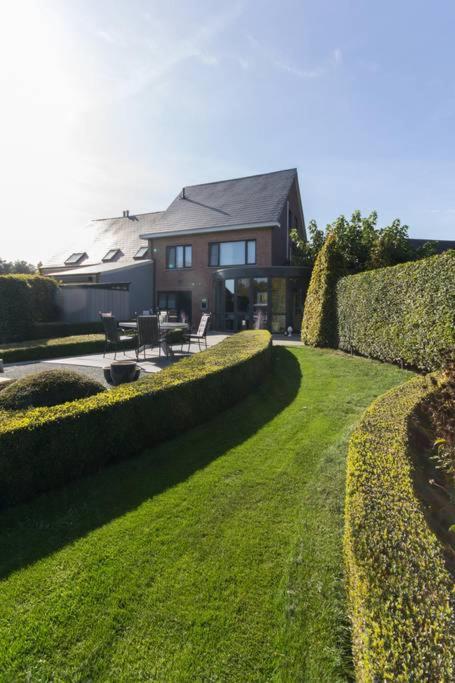 Zahrada ubytování Guesthouse De Steenberg tweepersoonskamer met grote badkamer, kitchenette en tuinzicht op de eerste verdieping