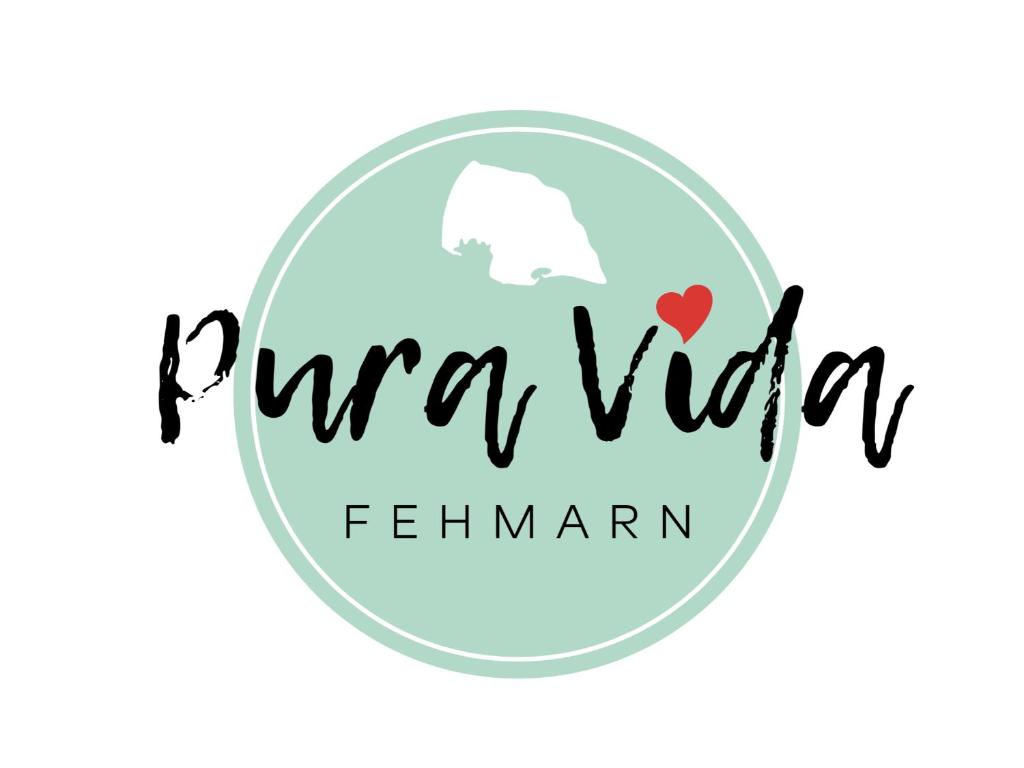 フェーマルンにあるPura Vida Fehmarnの北方のベトナム地図と赤い心臓を付けた丸い看板