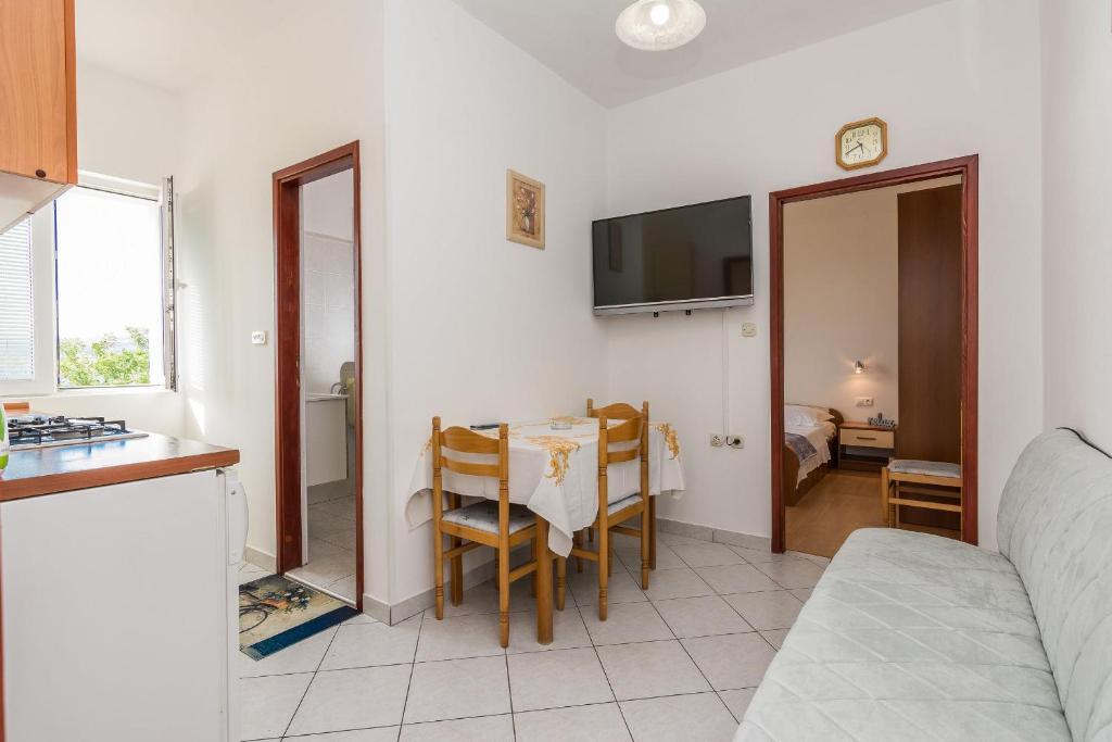 Televízia a/alebo spoločenská miestnosť v ubytovaní Apartments Hidden Beach Gem