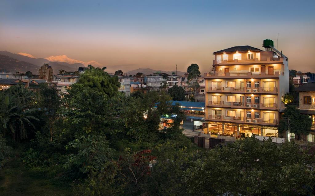 ein hohes Gebäude mit Licht in einer Stadt in der Unterkunft Hotel Lake Shore in Pokhara