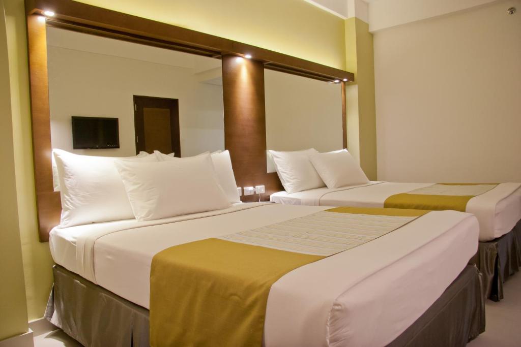 Postel nebo postele na pokoji v ubytování Microtel by Wyndham Acropolis