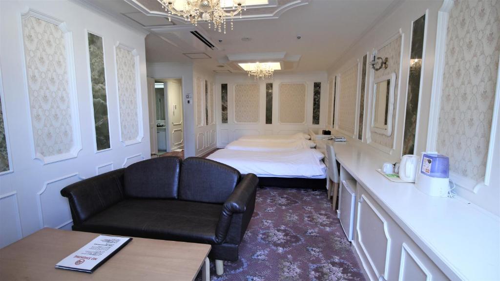 Postel nebo postele na pokoji v ubytování Royal Hotel Shinokubo