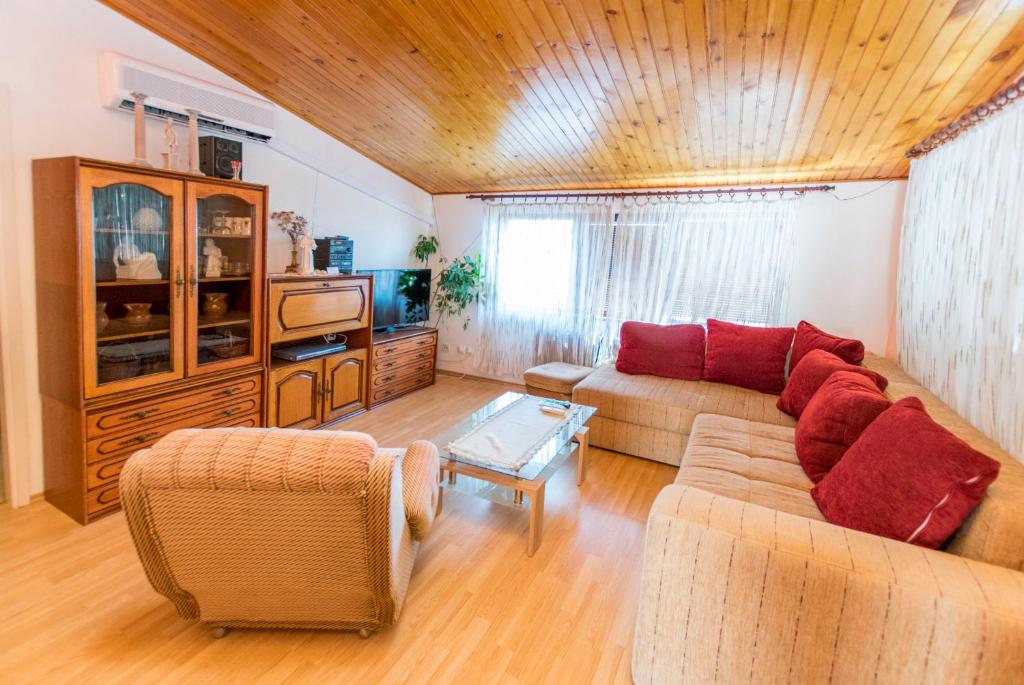 Televízia a/alebo spoločenská miestnosť v ubytovaní Apartments Jere Proto