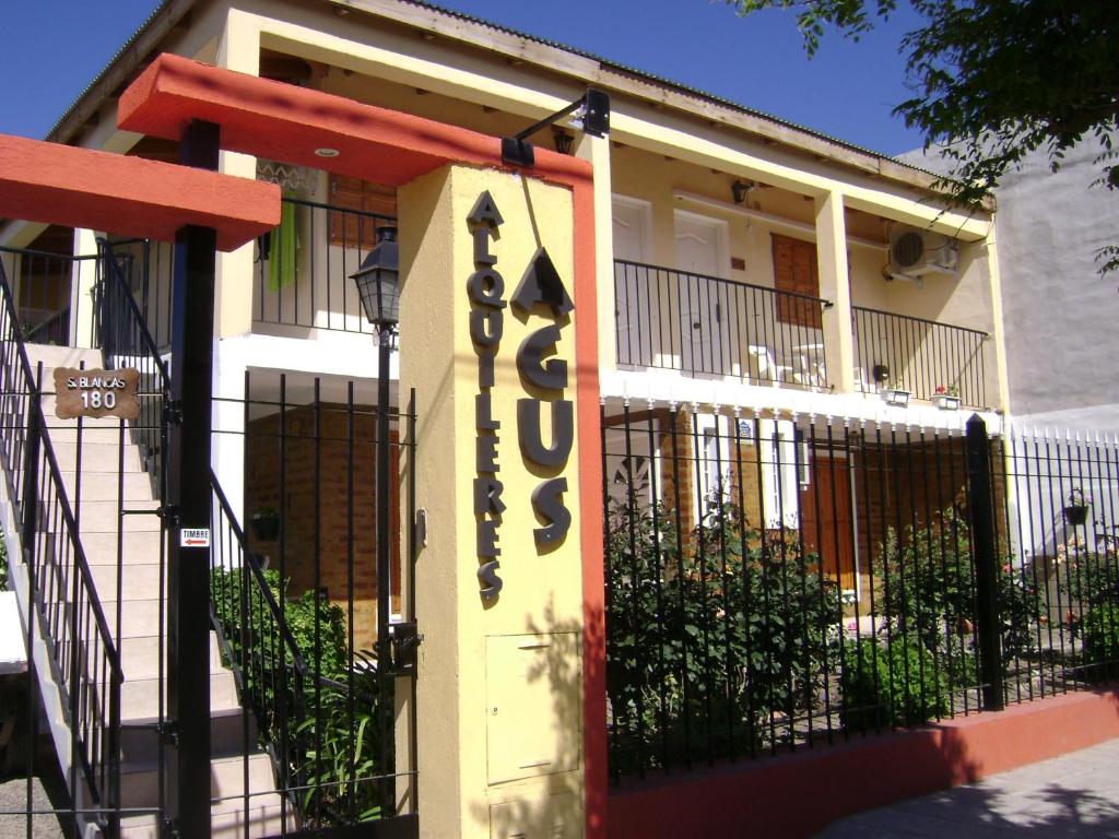 una puerta delantera de una casa con una puerta de hierro forjado en Alquileres "Agus" en Las Grutas