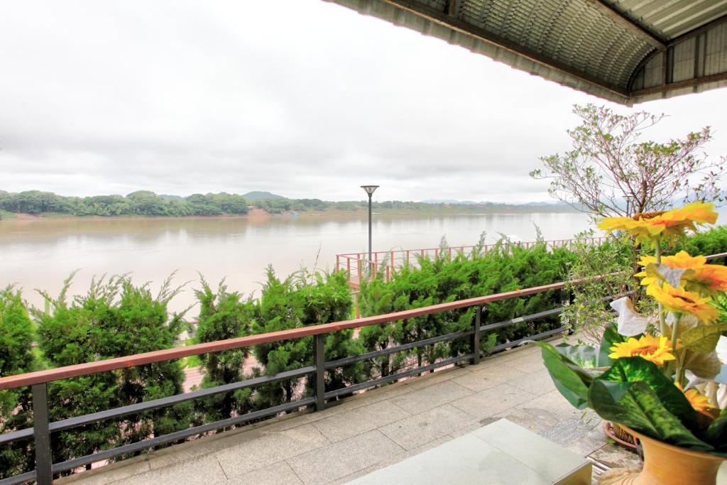 Výhled na řeku, která protéká v blízkosti hotelu