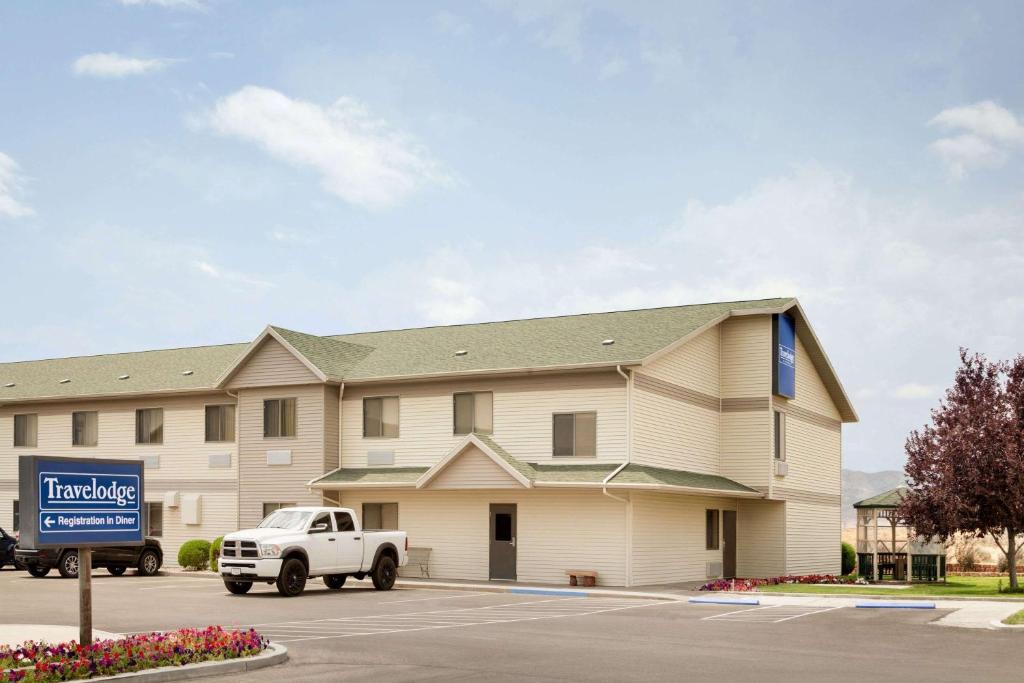 Un hotel con un camión estacionado frente a un edificio. en Travelodge by Wyndham Milford, en Milford