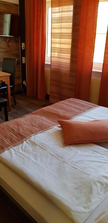 Postel nebo postele na pokoji v ubytování Hotel am Untreusee