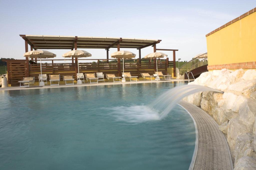 una piscina con fuente en un complejo turístico en Le Fiabe Hotel Resort, en Numana