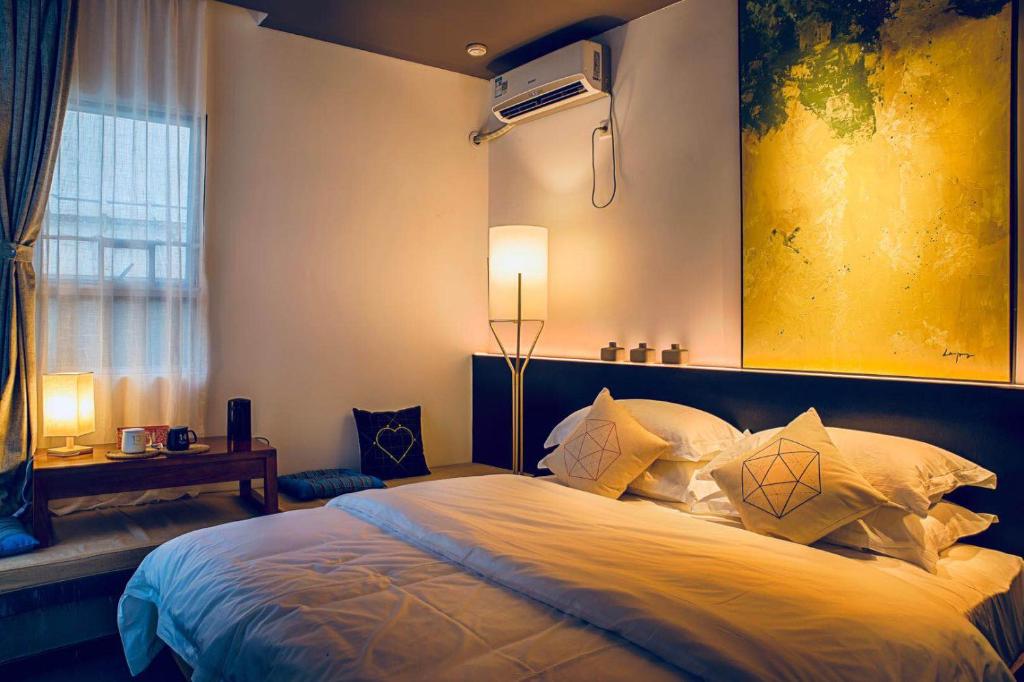 Postel nebo postele na pokoji v ubytování Huizhou Xilin West Lake Boutique Hotel