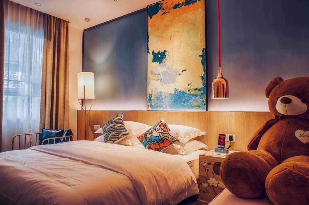 Postel nebo postele na pokoji v ubytování Huizhou Xilin West Lake Boutique Hotel