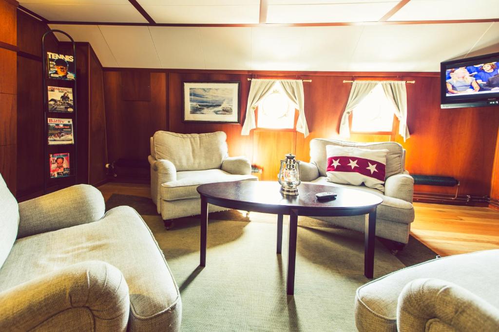 TV a/nebo společenská místnost v ubytování Hotel Barken Viking