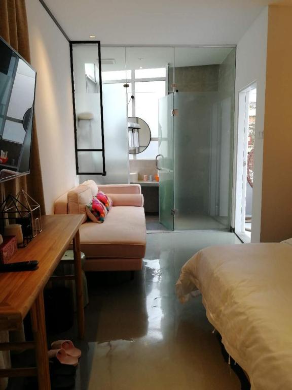 Postel nebo postele na pokoji v ubytování Huizhou Xilin West Lake Boutique Hotel