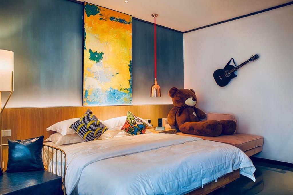 Postel nebo postele na pokoji v ubytování Huizhou Xilin West Lake Boutique Hotel