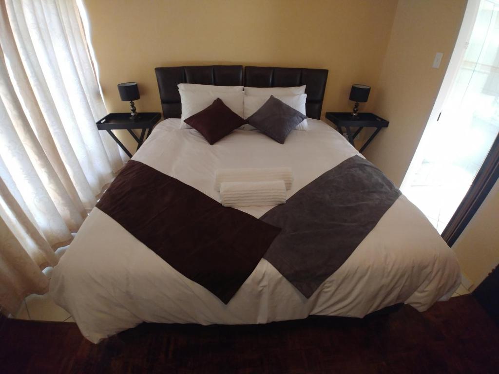 ein Bett mit herzförmiger Bettdecke in einem Schlafzimmer in der Unterkunft 22 on Nicol in Secunda