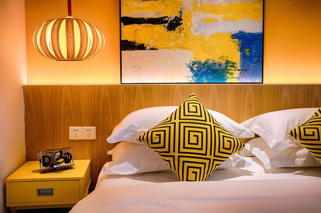 Postel nebo postele na pokoji v ubytování Huizhou Xilin West Lake Boutique Hotel
