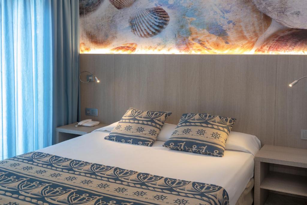 Cama o camas de una habitación en GHT Maritim